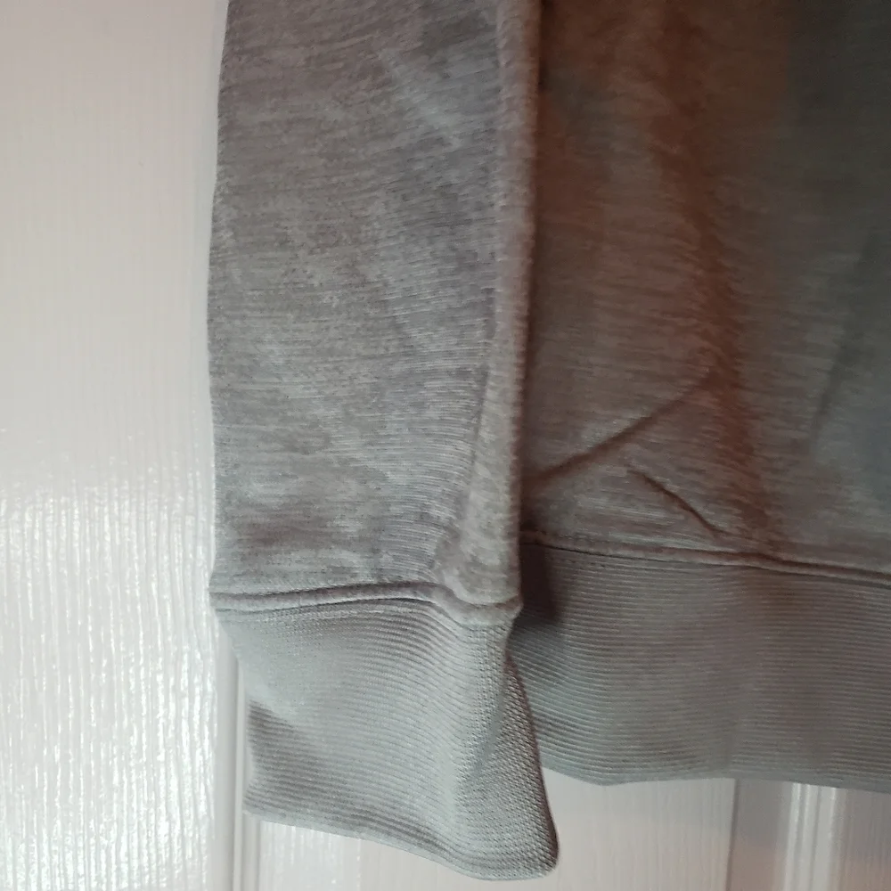 𝅺REEBOK hoodie for boys XXL silver or grey colored hoodie.
